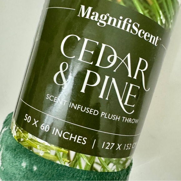 MagnifiScent Cedar & Pine Plush 50X60 Throw - NEW - Picture 8 of 8